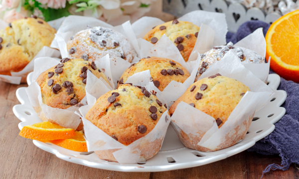 Muffin soffici all’arancia con gocce di cioccolato
