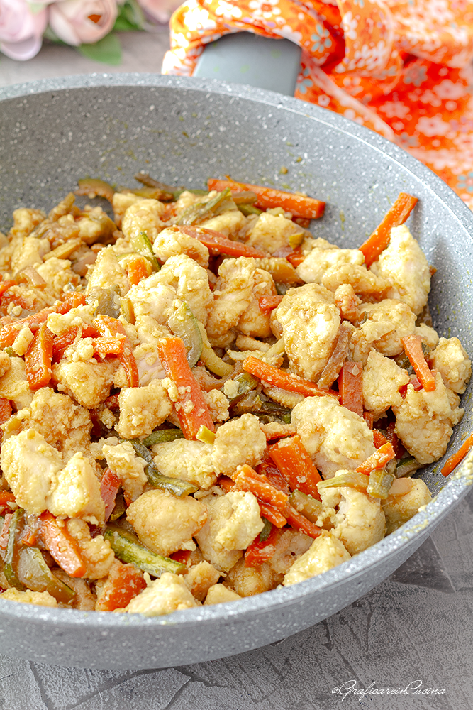 Pollo al curry con zucchine e carote